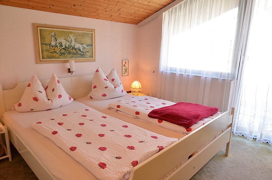 Bei Bedarf kann die Nutzung der Ferienwohnung erweitert werden um ein zweites Schlafzimmer mit Doppelbett und Zugang zu einem Balkon.